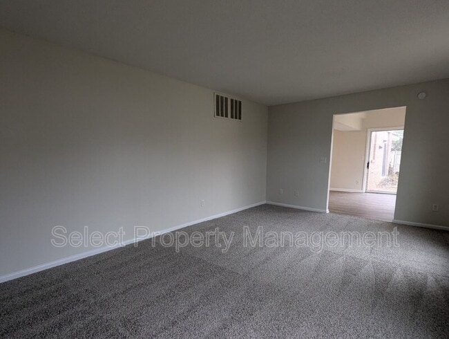 Building Photo - 924 E Washington Center Rd