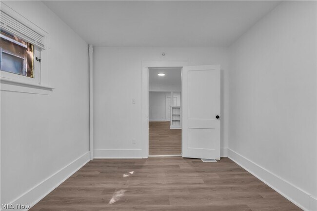 Building Photo - 712 Roselle Ave
