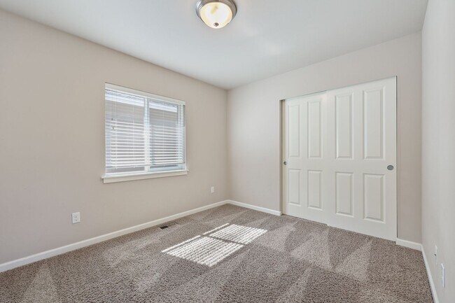 Building Photo - 4335 17th Way NE