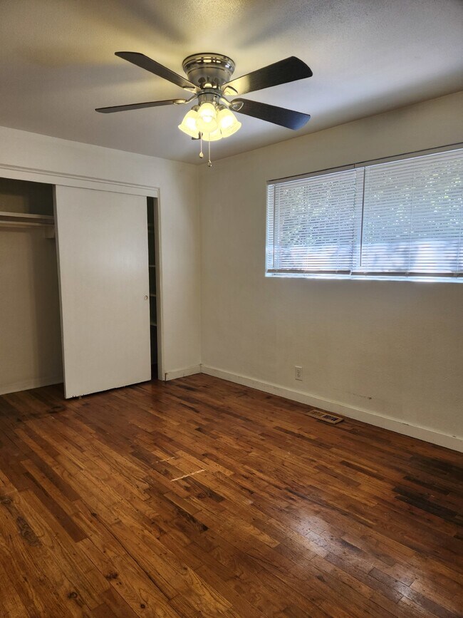 Building Photo - 2-Bedroom Duplex with Hardwood Floors and ...