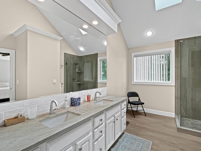 Building Photo - 4 Bedrooms Plus an Office Steps from the R...