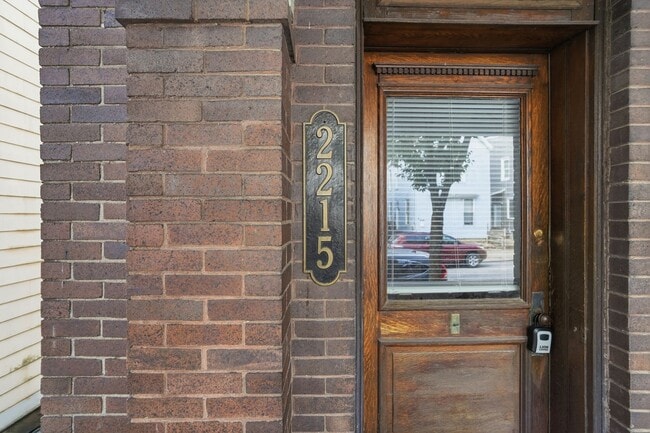 Building Photo - 2215 Victor St