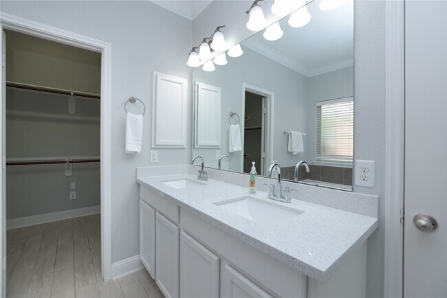 Building Photo - 19 Canterborough Pl