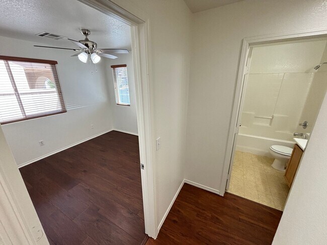 Building Photo - Beautiful 5Bed/2.5Bath/2Car home located near Seven Hills