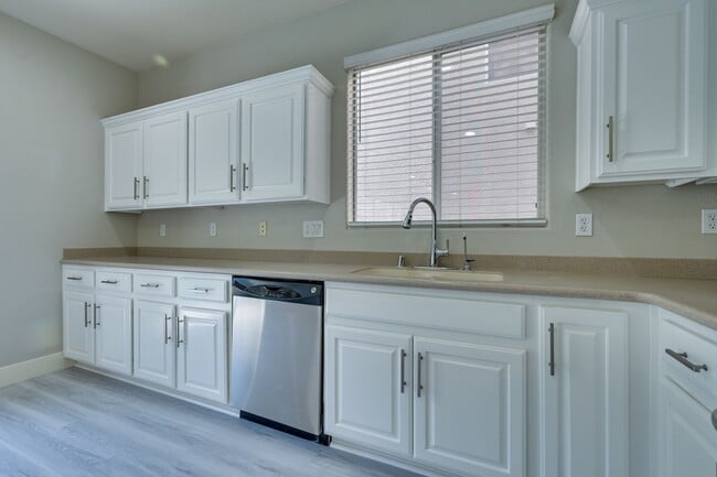 Building Photo - NW!!! 4 bedrooms!!! Pool and Spa!!! All ti...