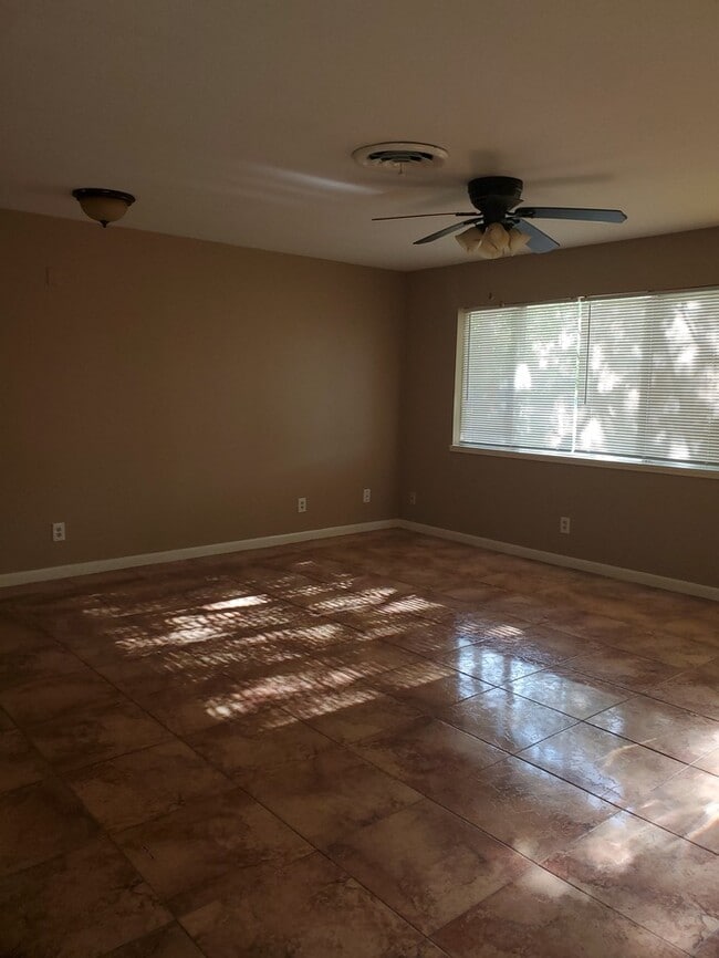 Building Photo - 814 E Ebony Dr