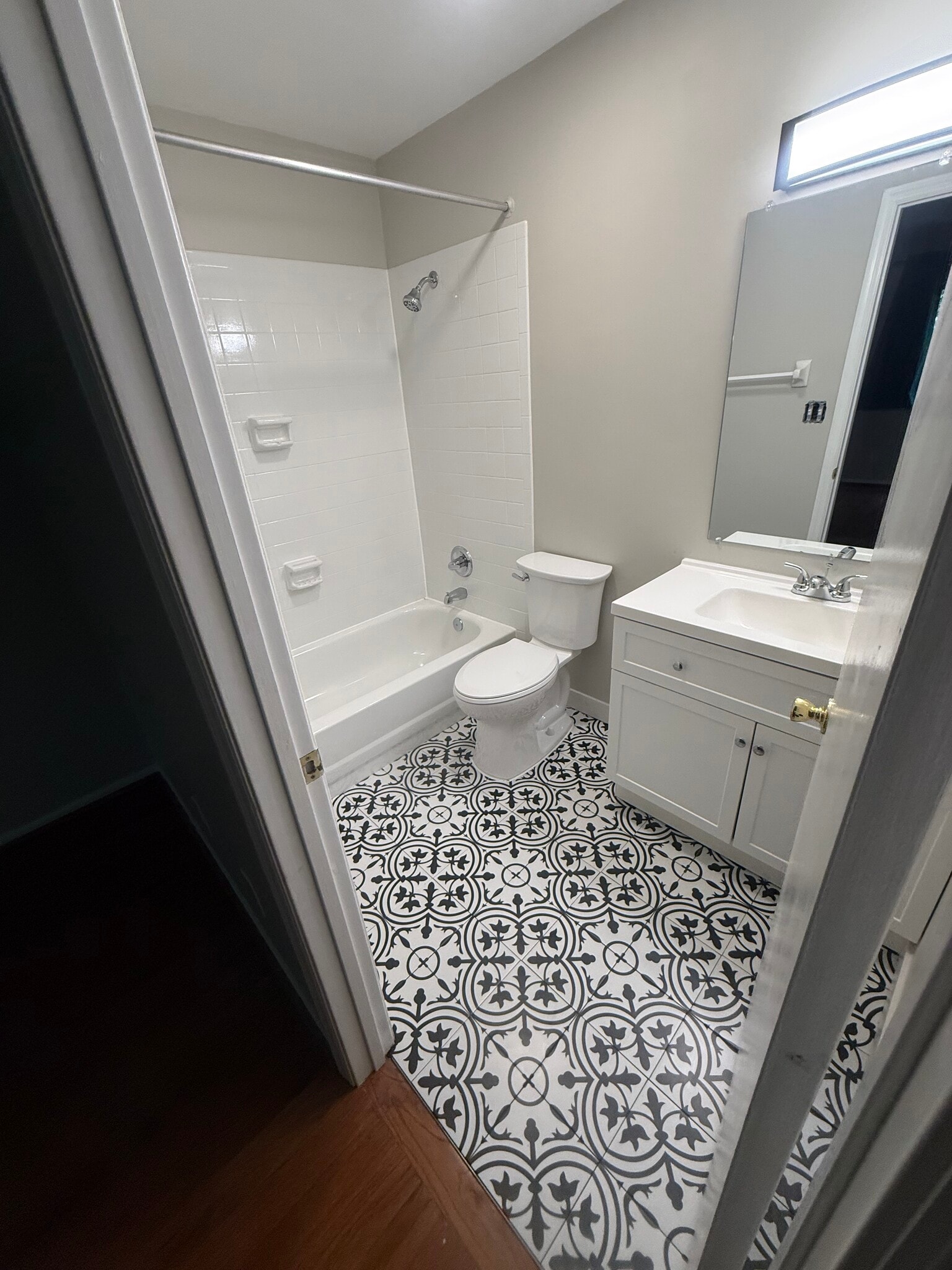 Building Photo - 2308 Gladstone Ave