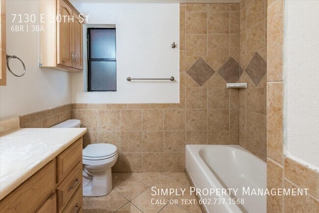 Building Photo - 4 bedroom 2 bath main house with a 2 bed 1...