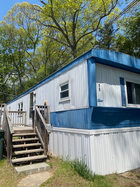 Building Photo - 1042 Poquonnock Rd