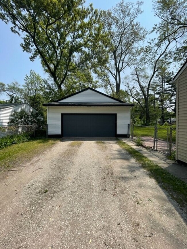 Building Photo - ADORABLE 3 BED 1.5 BATH BUNGALOW -----DEERING ST.