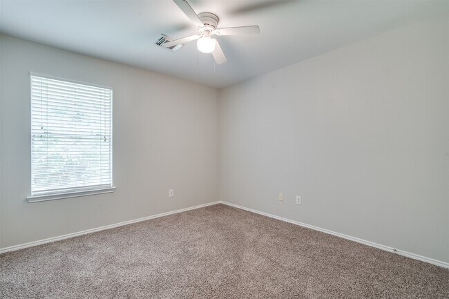 Building Photo - 6 Yarrow Ct