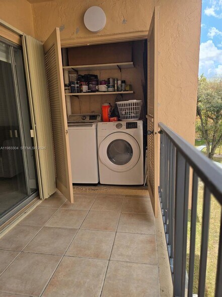 Building Photo - 13715 Kendale Lakes Cir