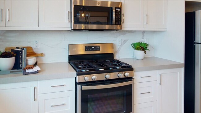 Kitchen rangehood - 1935 Strata St