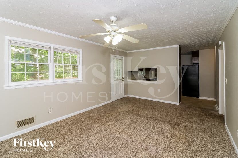 Building Photo - 632 Bralorne Dr