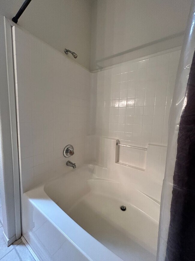 Building Photo - Large Single Family Home in Country with Office