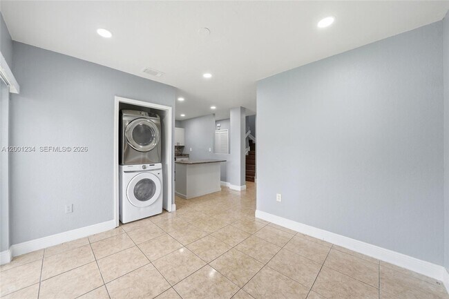 Building Photo - 902 SW 8th Pl