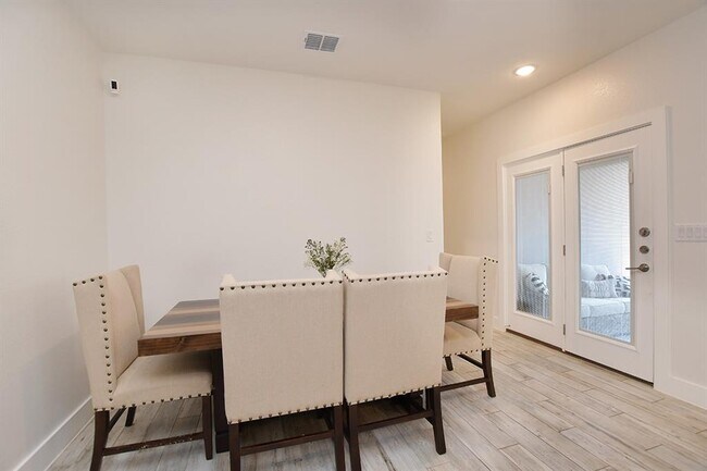 Building Photo - 424 Parkline Dr