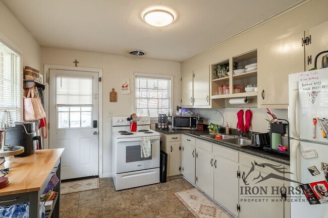 Building Photo - 2021 S Lumpkin St