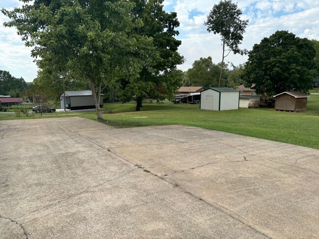 Building Photo - 927 Kenwood Dr