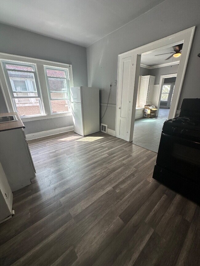 Building Photo - Renovated 2 Bedroom Apartment with Classic Character & Spacious Layout