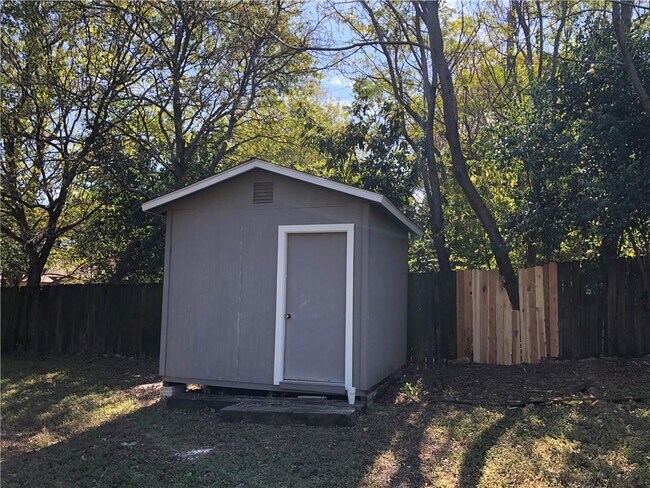 Building Photo - 2203 Tanglevine Dr