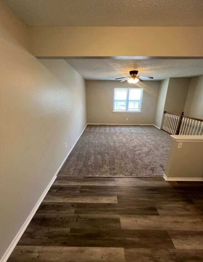 Building Photo - Spacious Split-Level Duplex in Lee’s Summit