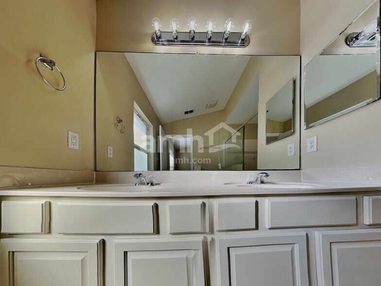 Building Photo - 2600 Deck Ave