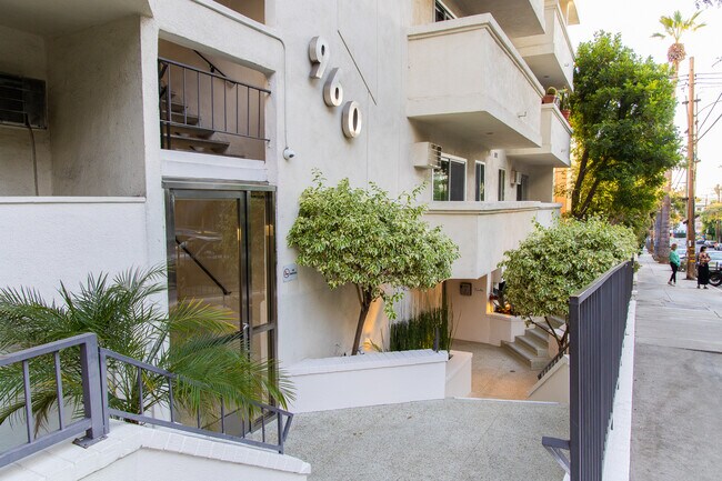 Building Photo - 960 Larrabee St