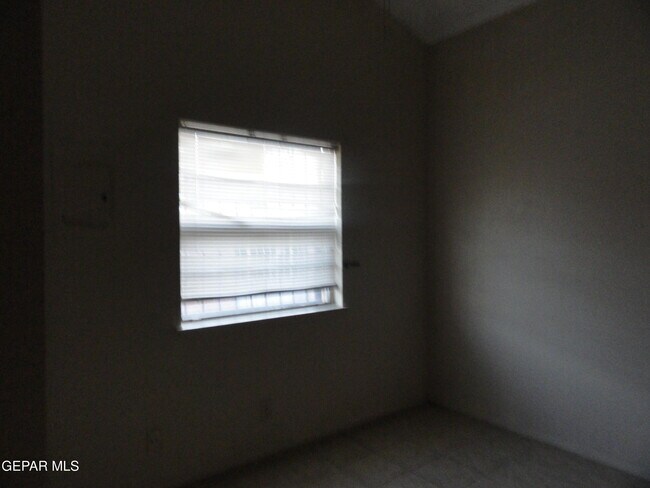 Building Photo - 619 White Cliffs Dr