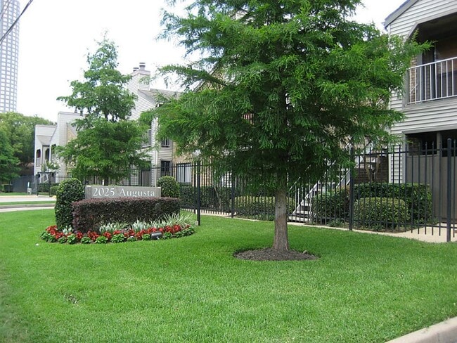 Building Photo - 2025 Augusta Dr