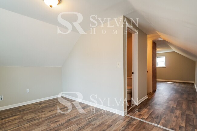 Building Photo - Cute, cozy and comfortable
