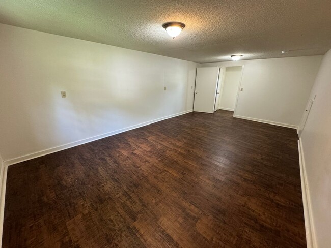 Building Photo - 1/1 Garage Apartment in Old Summerville Pa...