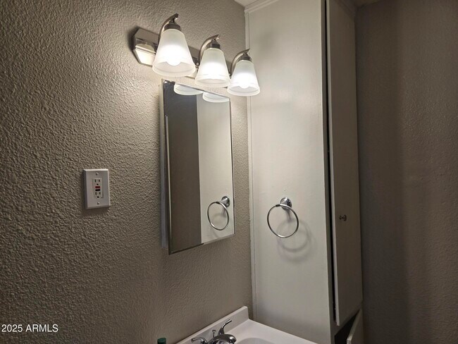 Building Photo - 902 E Southern Ave