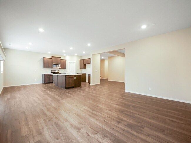 Building Photo - 4 Bed and 2.5 Bath Stunning Single-family ...
