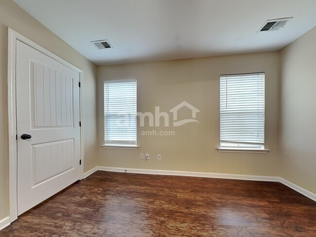 Building Photo - 5883 Savannah Pky