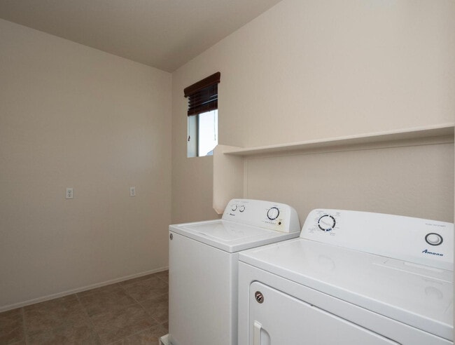 Building Photo - 141 W Hackberry Dr