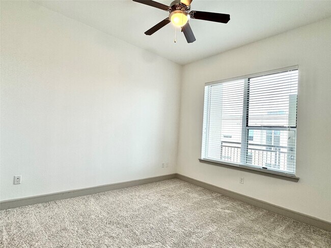 Building Photo - 2111 Westheimer Rd