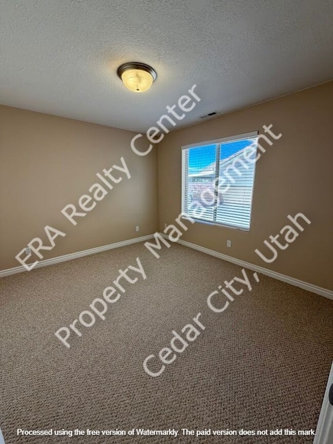 Building Photo - Move-In Discount - 3 Bedroom 2 bath in The Seasons