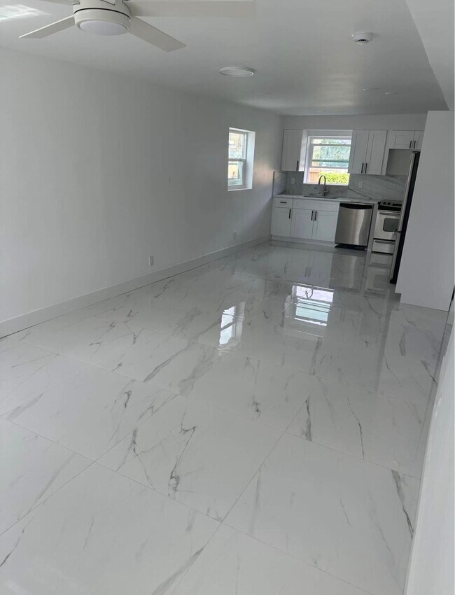 Building Photo - 700 NW 3rd Ave