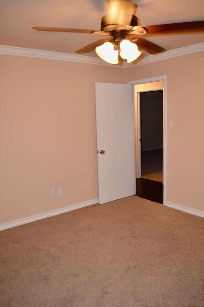Building Photo - Beautiful 3 bed 2 bath home in a quiet nei...
