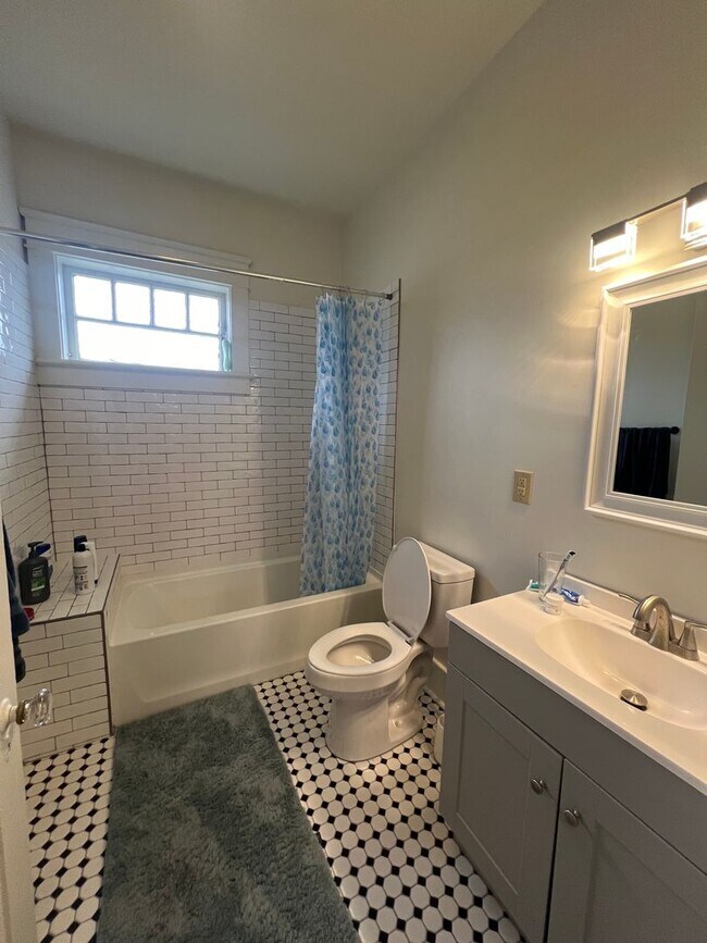 Building Photo - 5 BR- Available now or January lease - Ren...