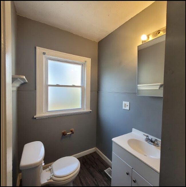 Building Photo - Single Family Home 4  beds 1.5 bath FOR RENT!