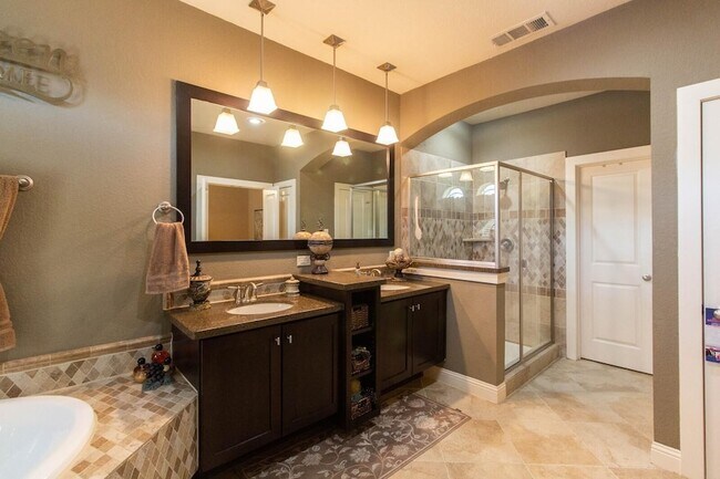 Building Photo - 1605 Brook Glen Dr