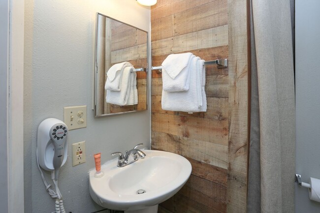 Building Photo - Move in Special! Keystone 2 bed/2bath! Plu...