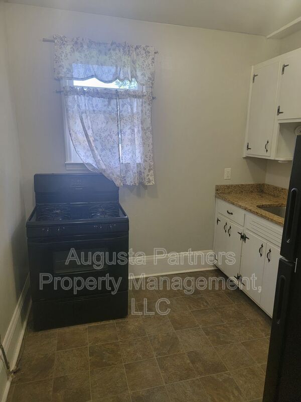 Building Photo - 1330 Wingfield St