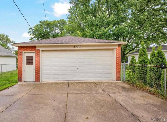 Building Photo - 1790 Kenmore Dr