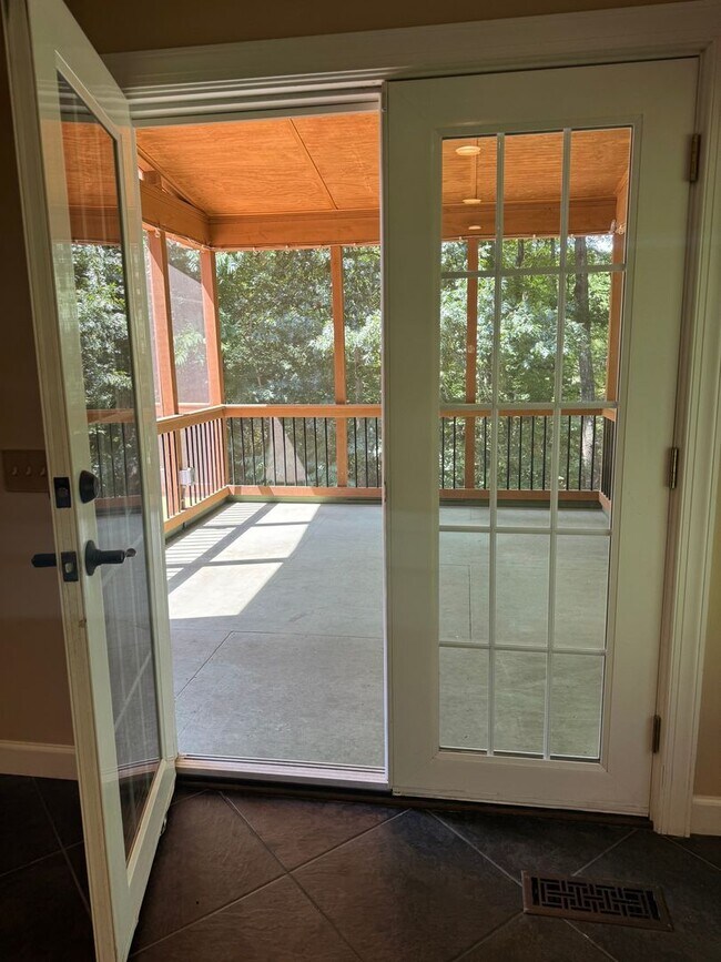 Building Photo - 3/4 Bedroom Single Family Home right off M...