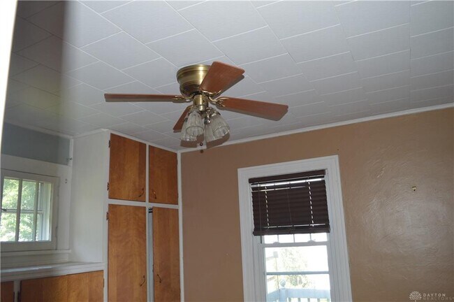 Building Photo - 2752 Springmont Ave
