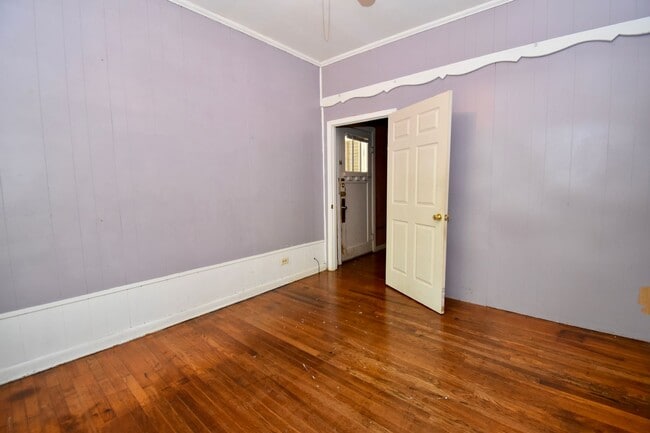Building Photo - Three Bedroom Close to Tech!