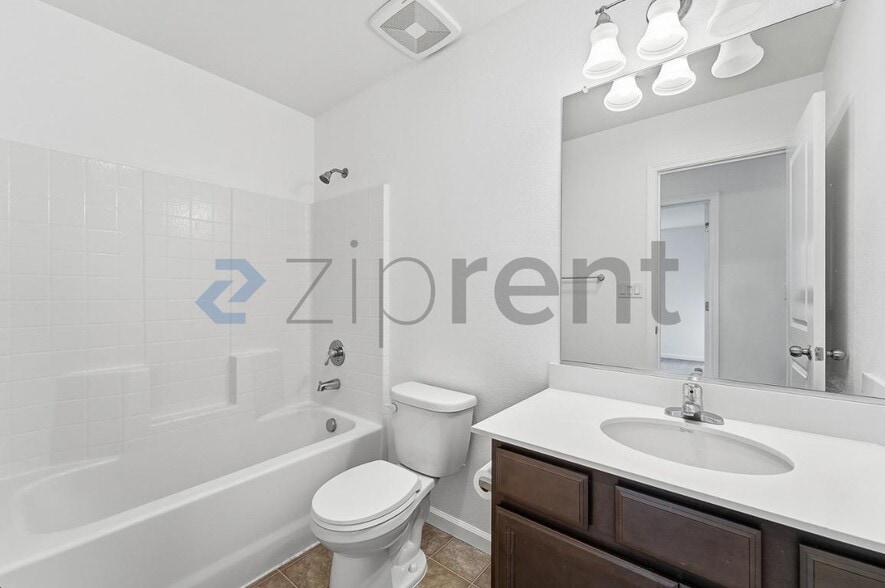 Building Photo - 756 Marcelina Ct